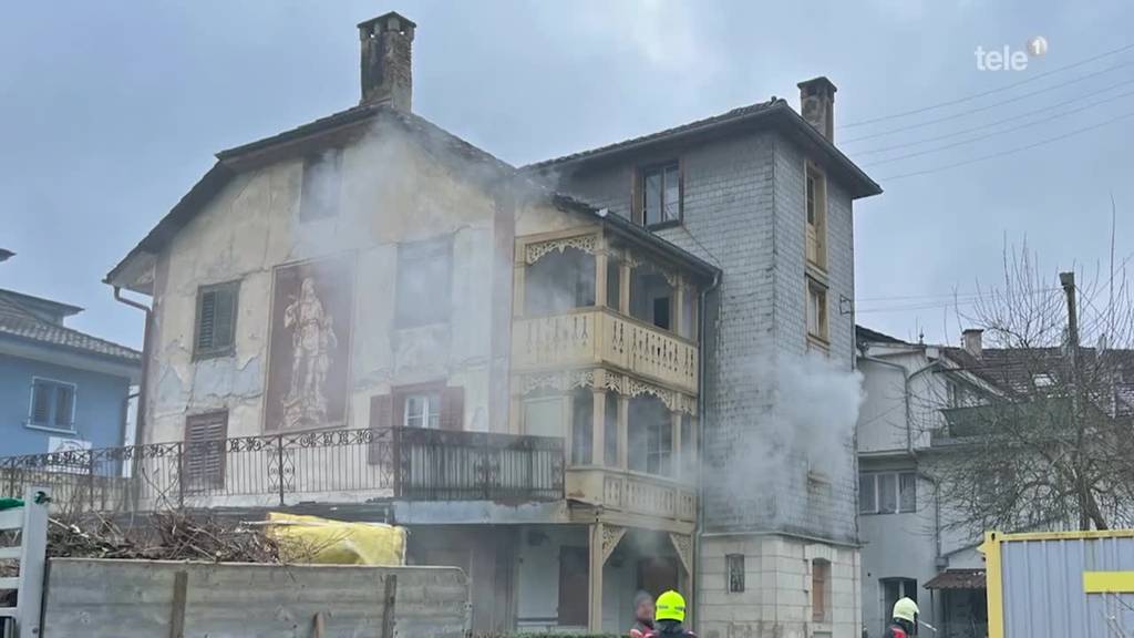 Unbekannte setzen Haus mit Feuerwerk in Brand