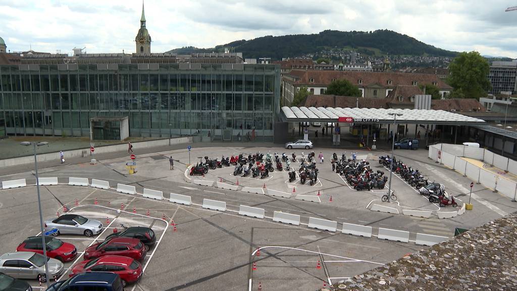 Knatsch um Behindertenparkplätze am Berner Bahnhof: SBB macht Platz für Motorräder und erntet Kritik