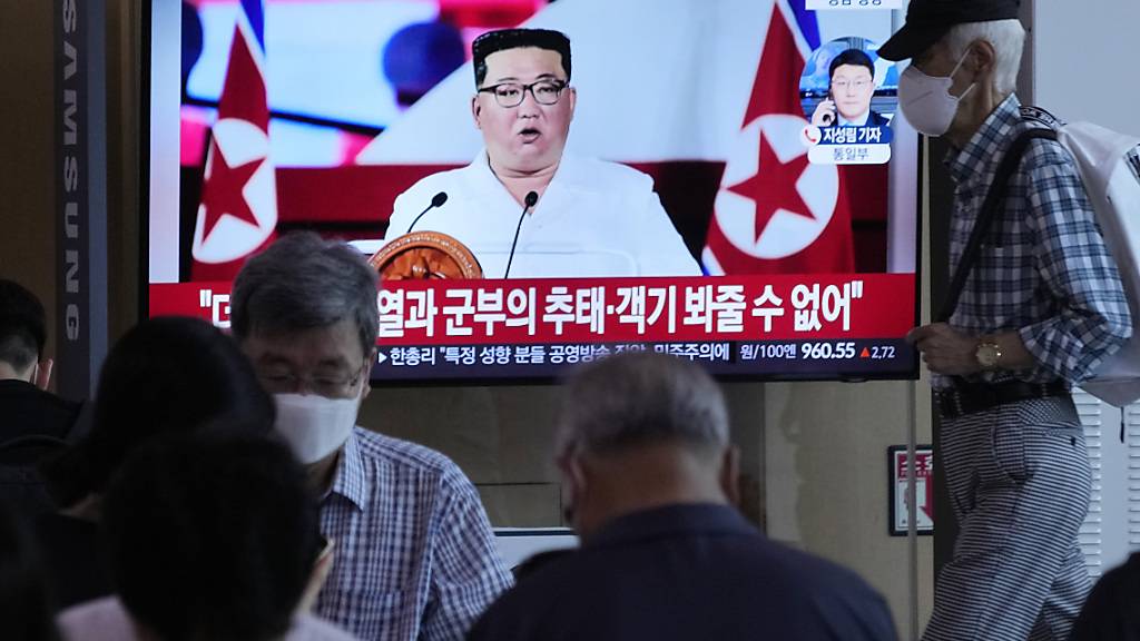 Passanten in Seoul gehen an einem Monitor vorbei, auf dem Nordkoreas Machthaber Kim Jong Un zu sehen ist. Foto: Ahn Young-Joon/AP/dpa