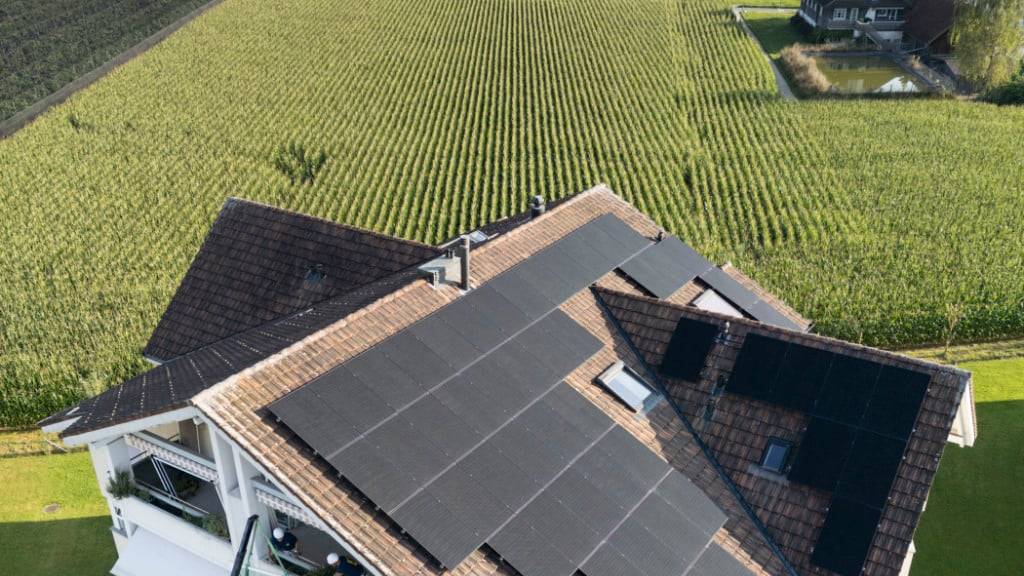 Die Anpassungen des Stromgesetzes an das EU-Stromabkommen hat Auswirkungen auf die Betreiber von Solaranlagen. (Archivbild)