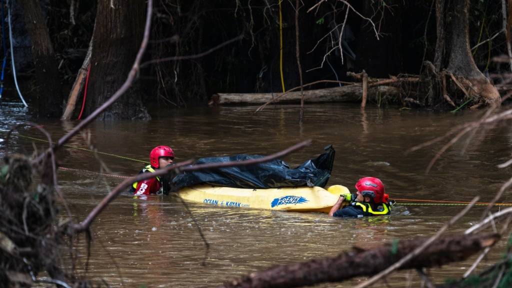 Feuerwehrleute aus Ciudad Acuna, Mexiko, bergen eine Leiche aus einem Teil des überschwemmten Guadalupe River, nachdem eine Sturzflut über das Gebiet hinweggefegt war. Foto: Eli Hartman/FR172217 AP/dpa