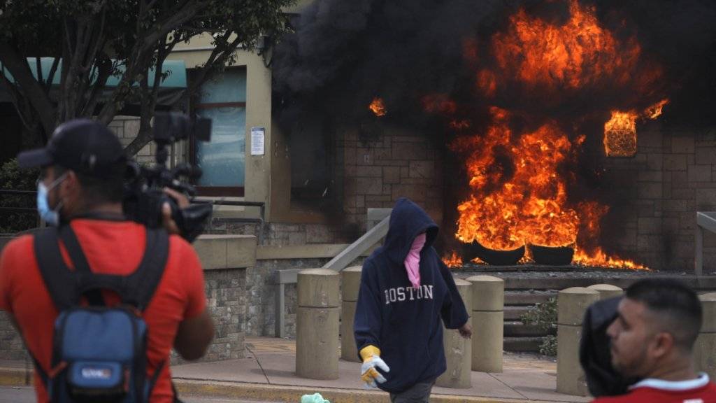 Bei heftigen Krawallen in der honduranischen Hauptstadt Tegucigalpa haben Demonstranten vor der US-Botschaft einen Stapel Pneus in Brand gesteckt.