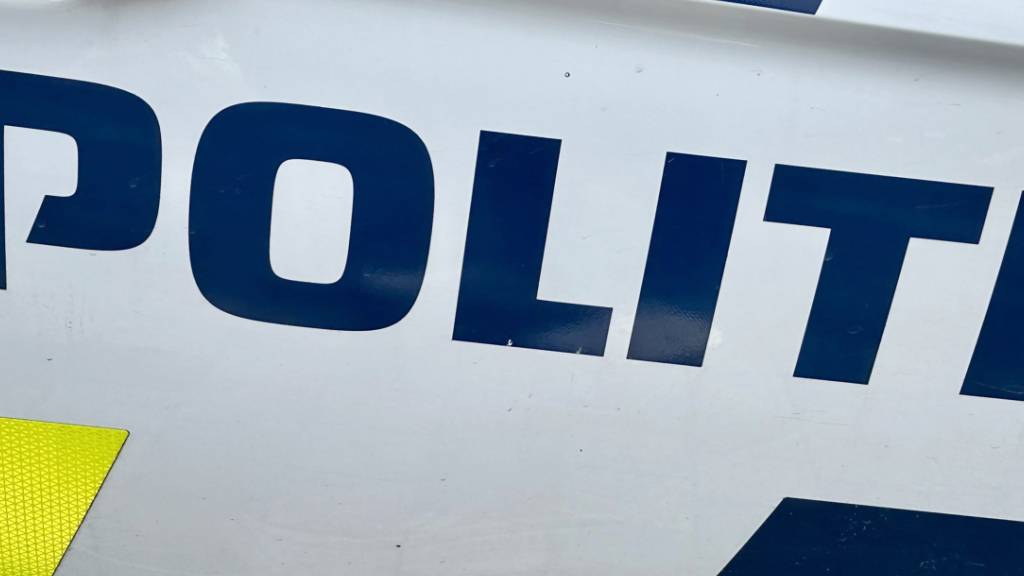 ARCHIV - Der Schriftzug der dänischen Polizei «Politi» ist an einem Streifenwagen zu lesen. Foto: Steffen Trumpf/dpa/Symbolbild