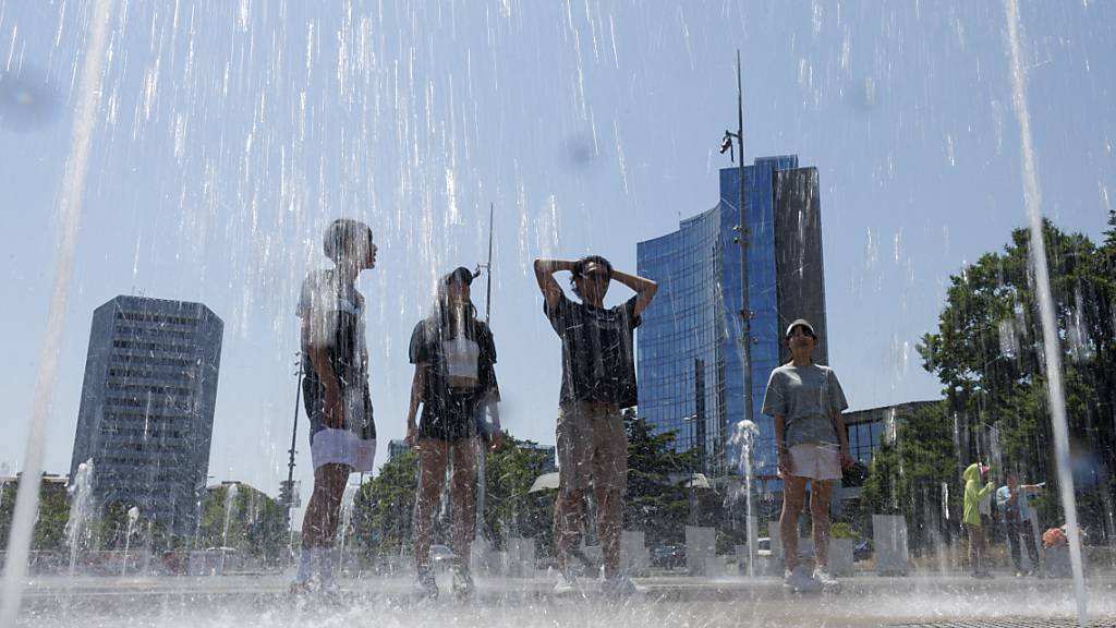 Jugendliche suchen Mitte Juli Kühlung auf Genfs Place des Nations.