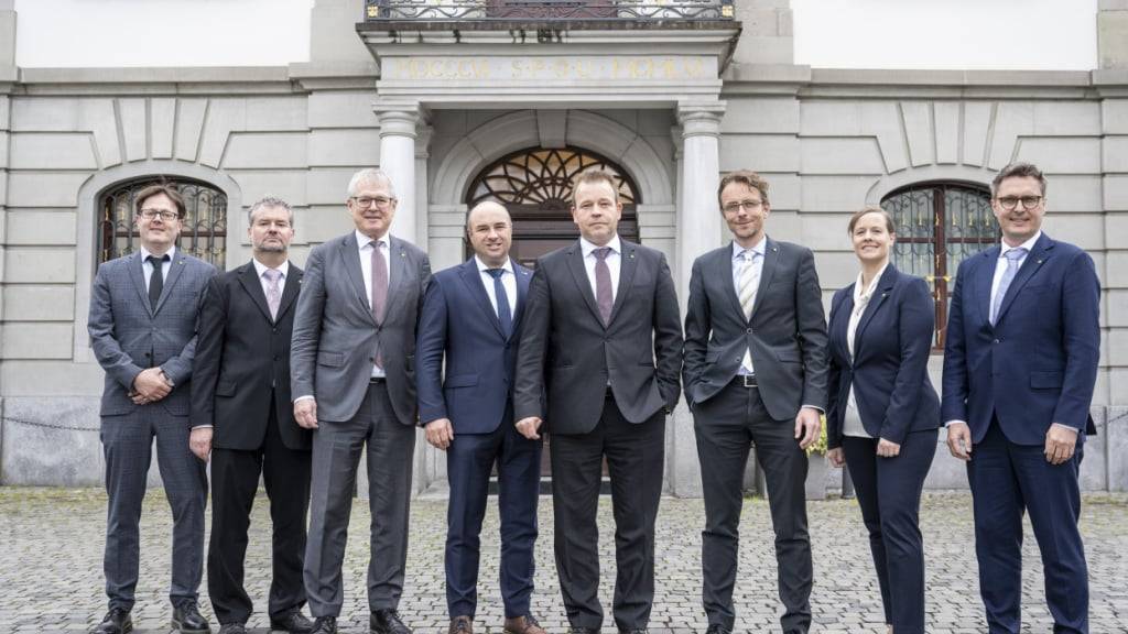 Den Urner Regierungsratsmitgliedern - ohne Kanzleidirektor Roman Balli (links) - soll die Abgangsentschädigung bei einer allfälligen Nichtwiederwahl am Ende der Amtsdauer nicht gestrichen werden.  (Archivbild)