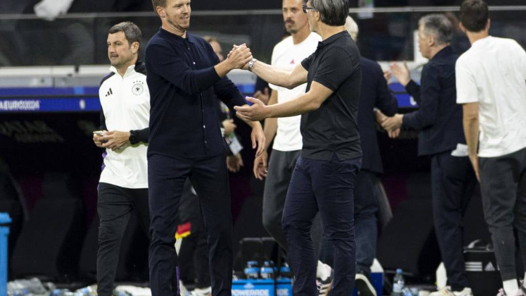 Handshake nach Duell auf Augenhöhe zwischen den beiden Trainern: Murat Yakin (rechts) und Julian Nagelsmann