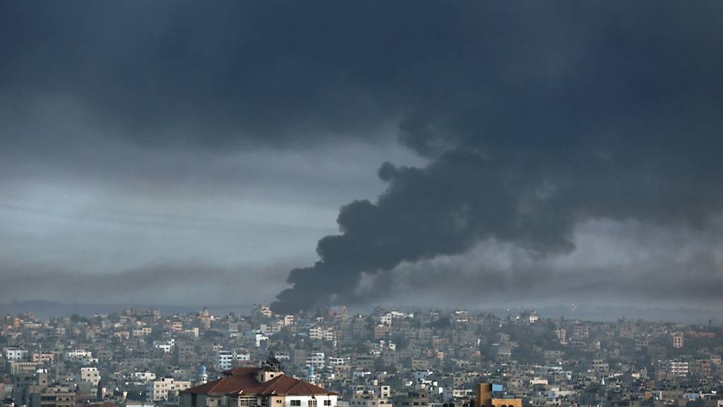 Rauch steigt nach israelischen Luftangriffen über Gaza-Stadt auf. Foto: Abed Khaled/AP/dpa