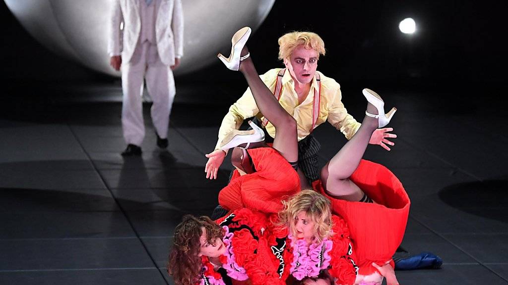 Etliche Zuschauer verlassen die Aufführung noch vor dem Ende: An den Salzburger Festspielen fällt die Inszenierung des Stücks «Lulu» beim Publikum durch. (Bild Fotoprobe)
