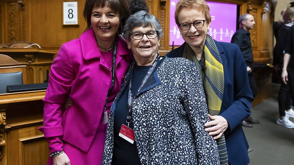 Ständeratspräsidentin Eva Herzog (rechts) posiert mit den Alt-Bundesrätinnen Ruth Metzler und Ruth Dreifuss (Mitte) anlässlich des internationalen Tags der Frau im Bundeshaus.