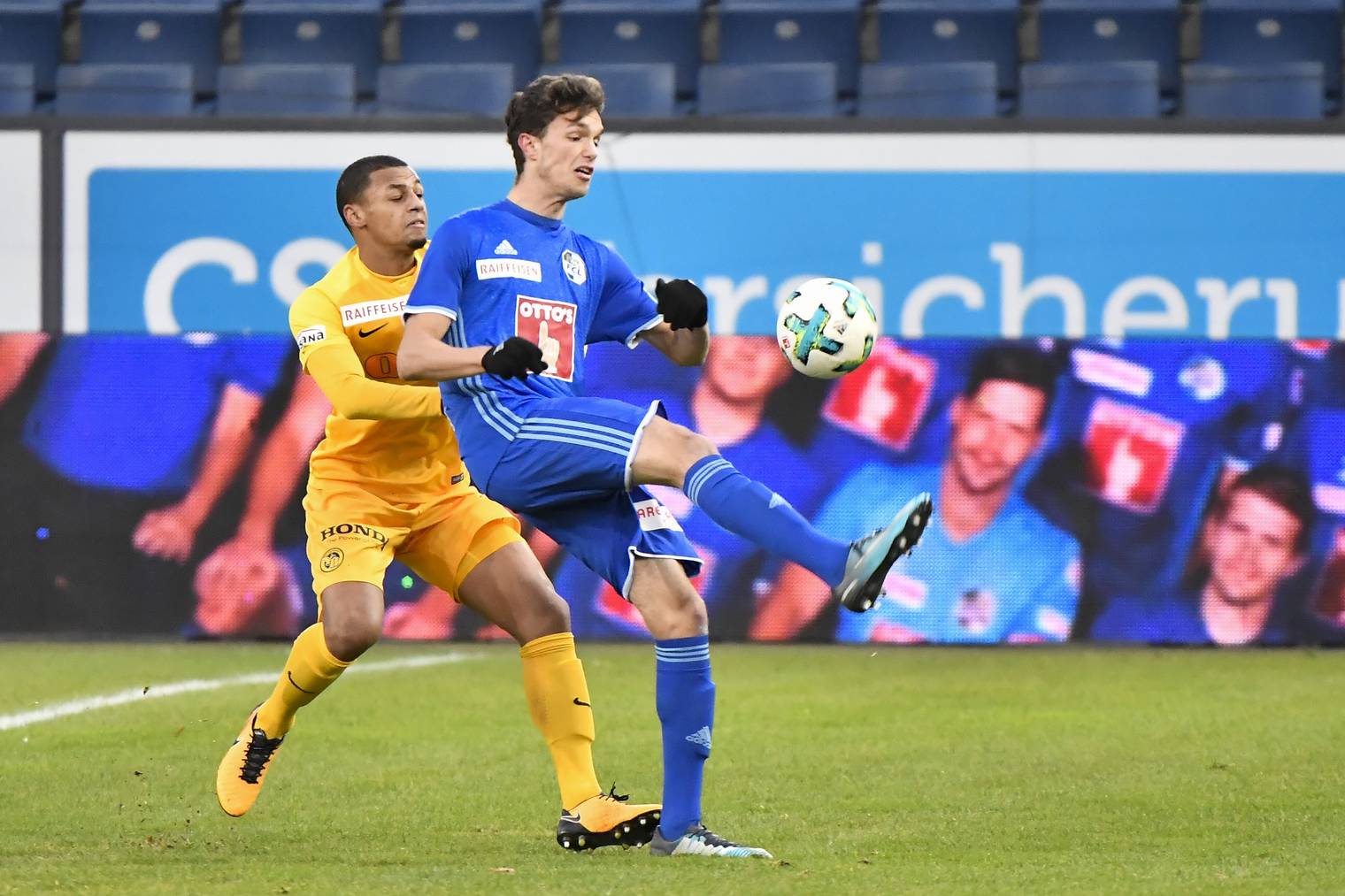 Der Luzerner Stürmer Shkelqim Demhasaj (rechts) im Einsatz gegen YB-Spieler Djibril Sow.