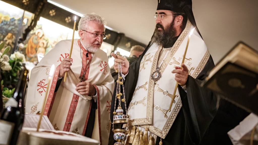 Priester der rumänisch-orthodoxen Kirche feiern einen Gottesdienst in Lausanne. Am Freitag sollen die sterblichen Überreste der Königinmutter Elena von Rumänien in ihre Heimat überführt werden.