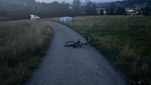 Mountainbiker stürzt – Rega fliegt ihn mit schweren Verletzungen ins Spital