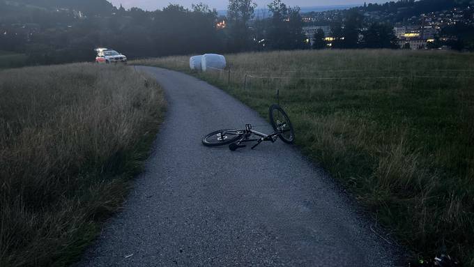 Mountainbiker stürzt – Rega fliegt ihn mit schweren Verletzungen ins Spital