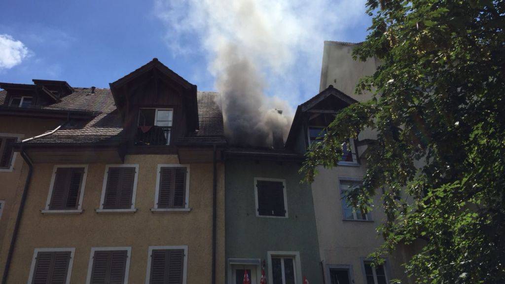 Aus einem Einfamilienhaus in der Altstadt von Mellingen AG drang dichter Rauch. Ein Übergreifen des Feuers auf andere Häuser konnte verhindert werden.
