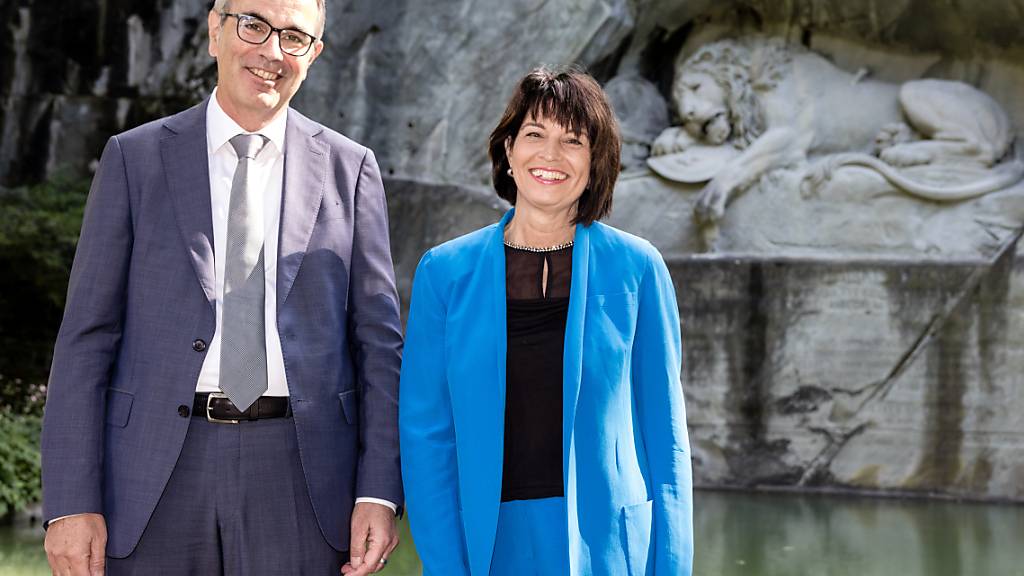 Der Luzerner Stadtpräsident Beat Züsli und alt Bundesrätin Doris Leuthard vor dem Löwendenkmal, das vor 200 Jahren eingeweiht worden ist.