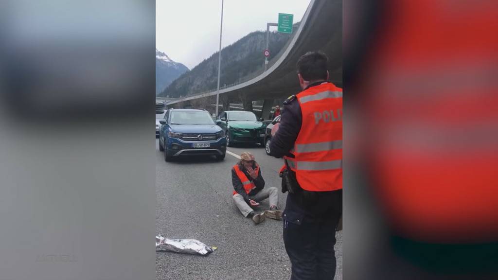 Angeklebt vor dem Gotthard