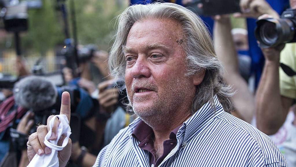 ARCHIV - Steve Bannon, ehemaliger Berater des US-Präsidenten und US-amerikanischer Publizist, spricht nach einer Gerichtsverhandlung mit Reportern. (Archivbild) Foto: Eduardo Munoz Alvarez/AP/dpa