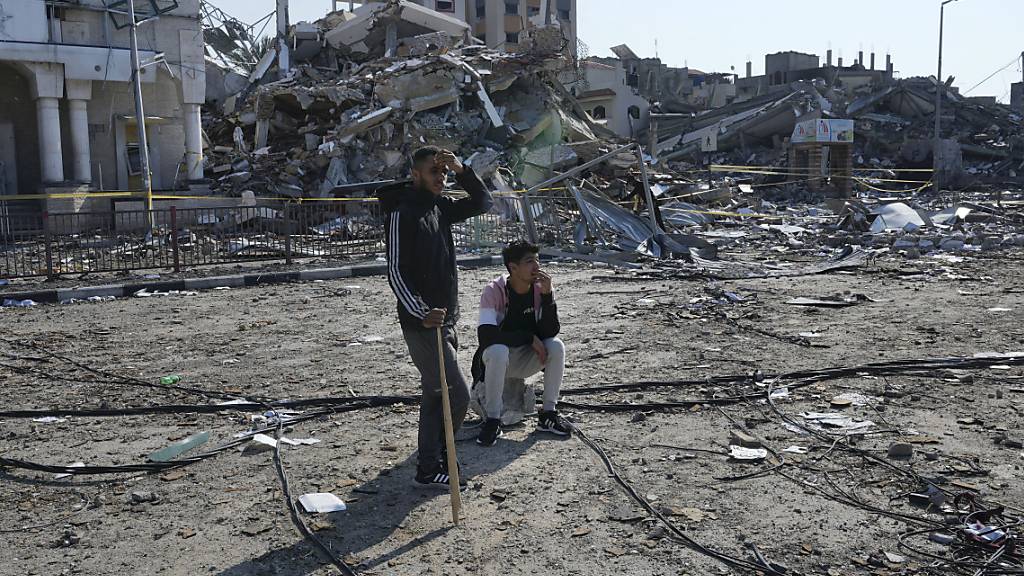 dpatopbilder - Palästinenser betrachten die Zerstörung durch den israelischen Beschuss im Flüchtlingslager  Nuseirat. Foto: Adel Hana/AP/dpa