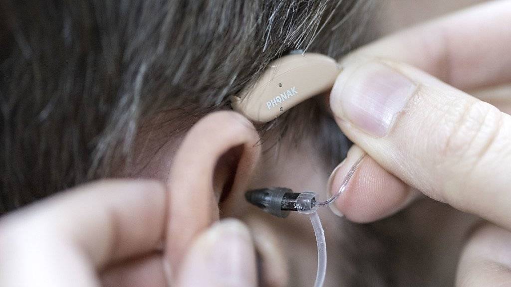 Mit Hörgeräten etwa der Marke Phonak und Cochlea-Implantaten hat Sonova im ersten Halbjahr 6,7 Prozent mehr umgesetzt.