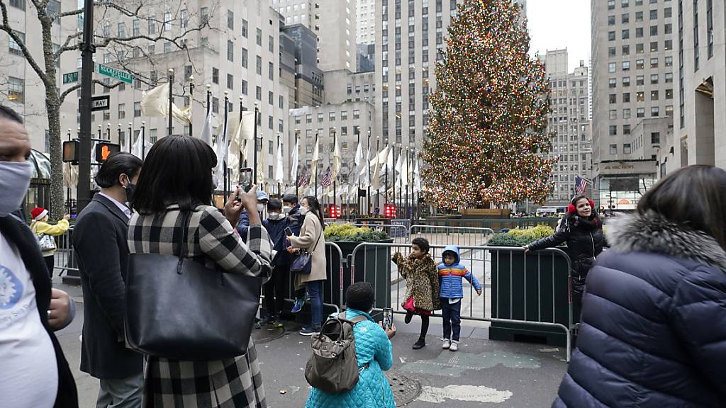 Eine der wenigen Konstanten im Vergleich zum vorherigen Jahr: der Weihnachtsbaum am Rockefeller Center. Nach einem der düstersten Jahre in der Geschichte New Yorks blickt die Metropole nach vorne. Foto: Kathy Willens/AP/dpa
