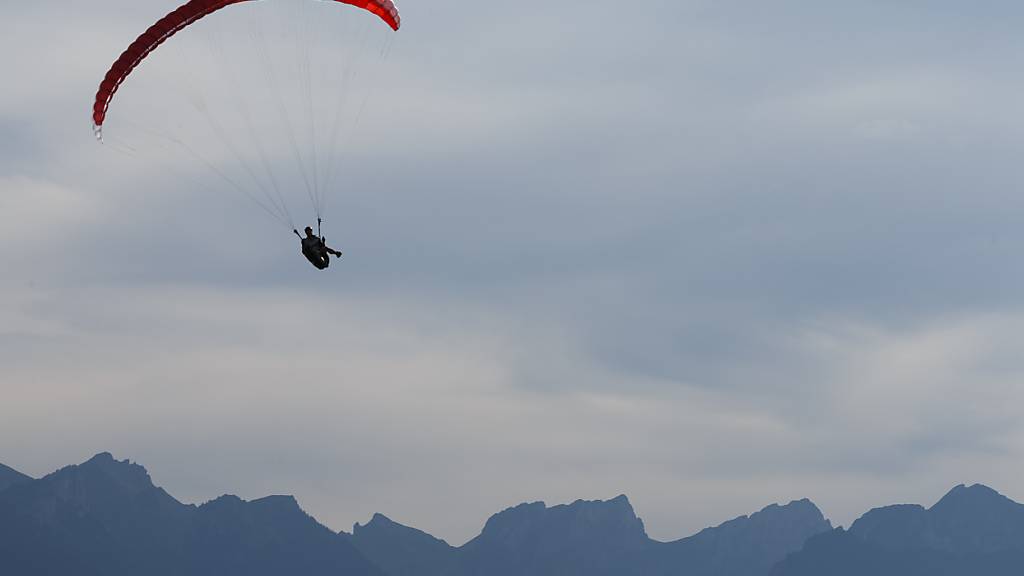 Der Gleitschirmpilot bekam bei Engelberg OW kurz nach dem Start Probleme und stürzte ab. (Symbolbild)