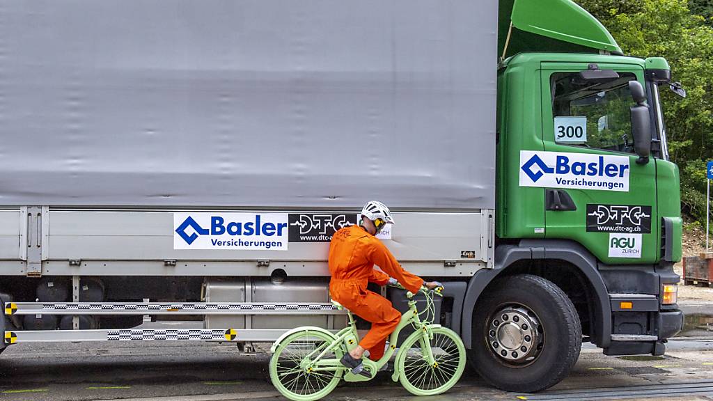 Der Bundesrat will die Sicherheit für E-Bike-Fahrerinnen und -Fahrer - im Bild ein Crashtest mit einem Dummy - erhöhen. (Symbolbild)