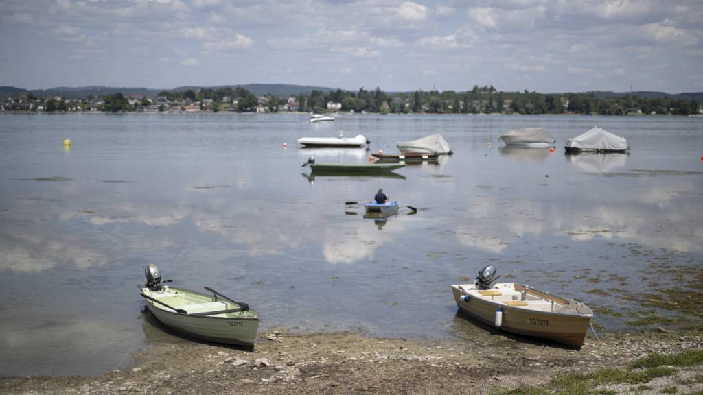 Die anhaltende Hitzeperiode und Trockenheit lässt die Wasserstände der Schweizer Seen - hier am Bodensee/Untersee - markant sinken.