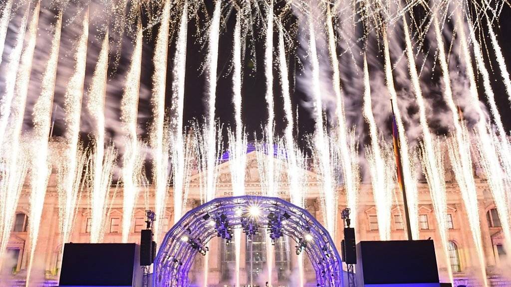 Feuerwerk vor dem Reichstag in Berlin zur Feier von 25 Jahren Deutscher Einheit.