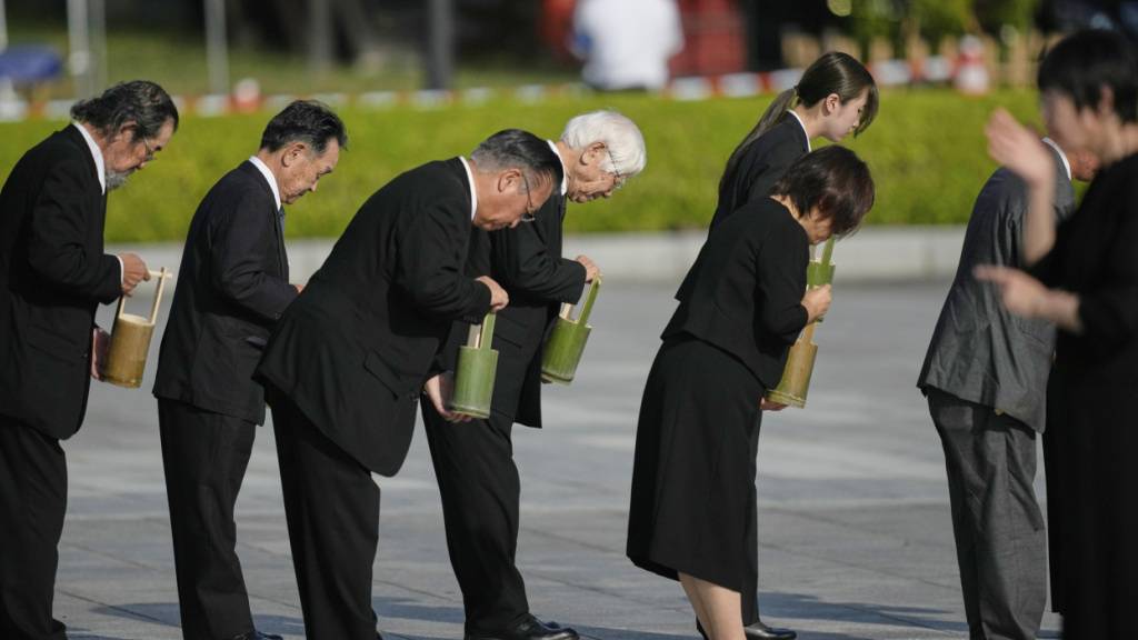Gäste bieten während einer Zeremonie zum 80. Jahrestag der Bombardierung im Hiroshima Peace Memorial Park in Hiroshima. Foto: Louise Delmotte/AP/dpa