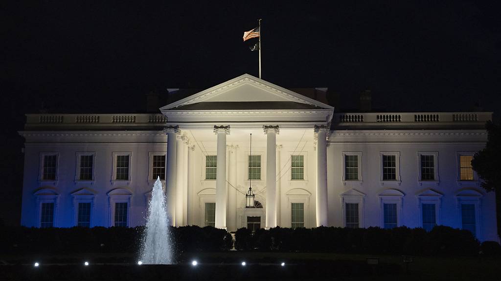 Das Weiße Haus ist in Blau und Weiß, den Farben der israelischen Flagge, beleuchtet, um die Solidarität der USA mit Israel zu unterstreichen. Foto: Jon Elswick/AP/dpa