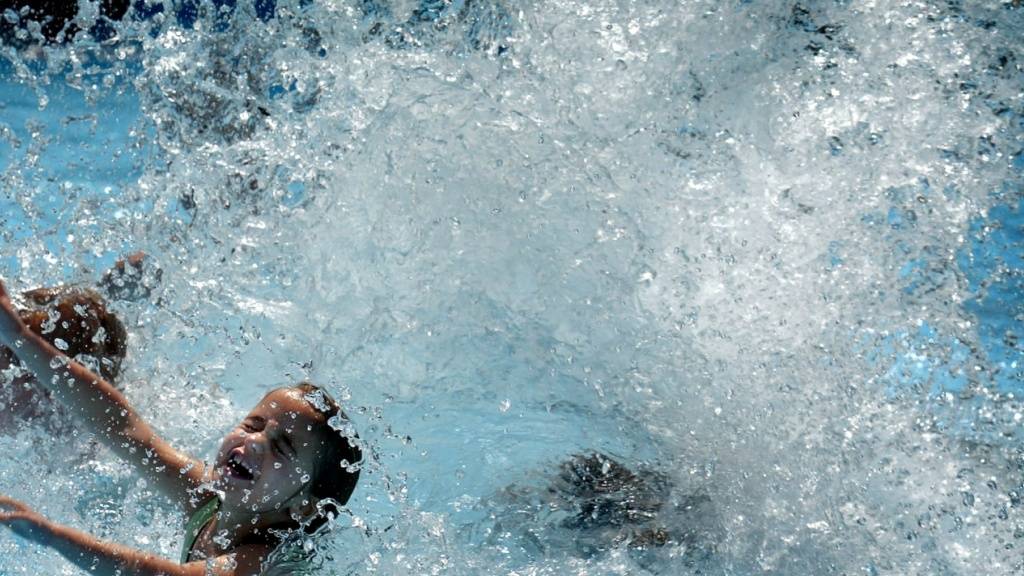 Im Kanton Genf haben vier Gemeinden Einspruch gegen das neue Gesetz eingelegt, das das Tragen von bedeckenden UV-Schutz-Badeanzügen in Schwimmbädern verbietet. (Symbolbild)
