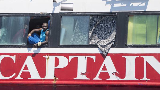 Migranten sitzen auf Touristenbooten vor Malta fest