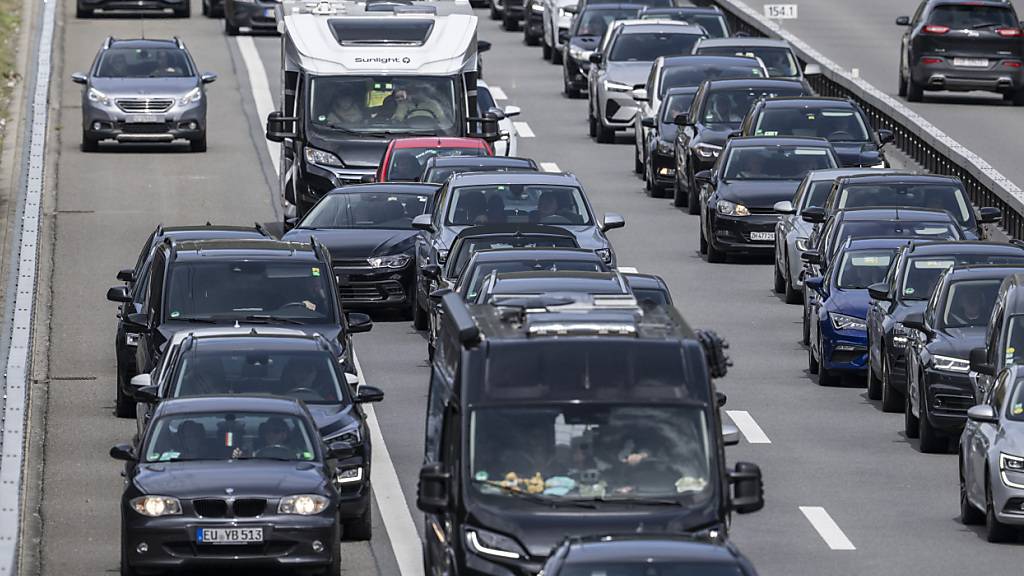 Erneut langer Stau vor dem Gotthard-Nordportal