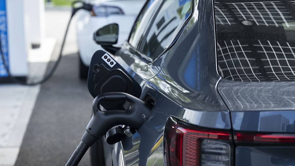 Auf Schweizer Strassen verkehren immer mehr Autos mit einem Elektromotor. Besonders beliebt sind Hybridfahrzeuge, die auch noch über einen Verbrennungsmotor verfügen.(Symbolbild)