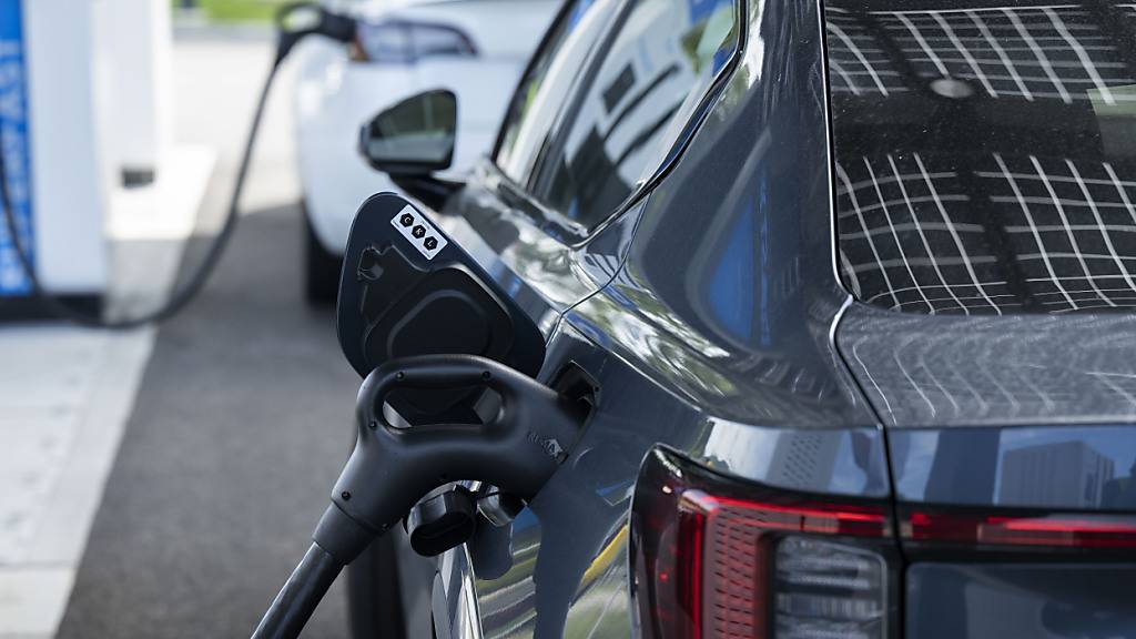 Auf Schweizer Strassen verkehren immer mehr Autos mit einem Elektromotor. Besonders beliebt sind Hybridfahrzeuge, die auch noch über einen Verbrennungsmotor verfügen.(Symbolbild)