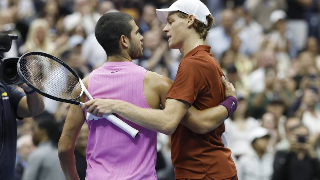 Der Weltranglistenerste Carlos Alcaraz (l.) trifft am Sonntag an den ATP Finals in Turin im Traumfinal auf Vorjahressieger Jannik Sinner (r.)