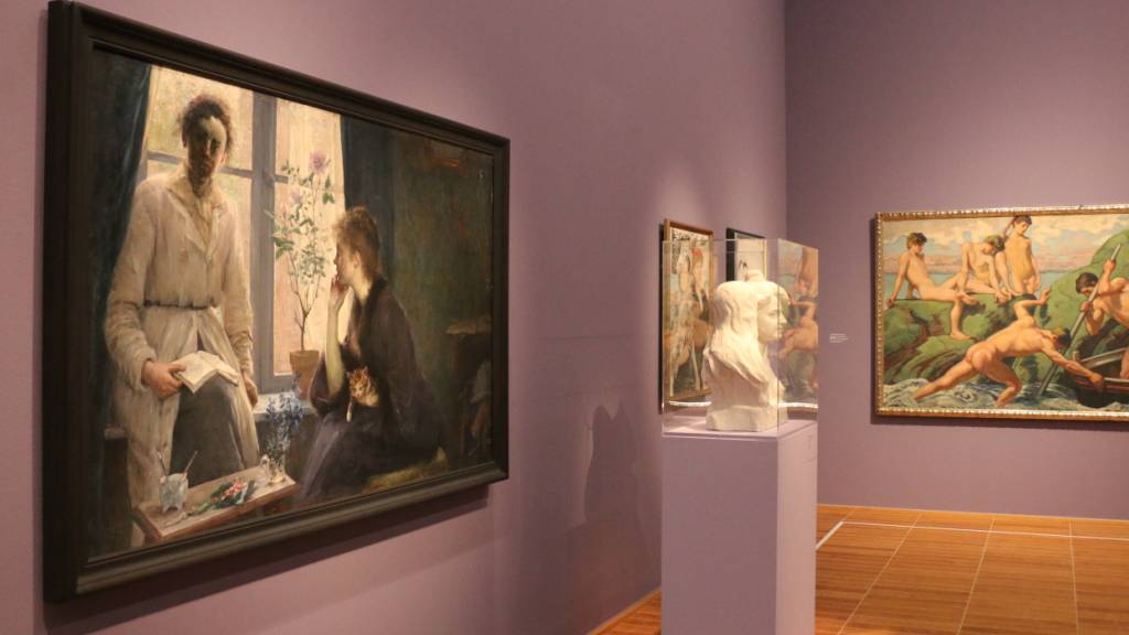 Unterschiedliche Kodierungen von Homosexualität zur Wende zum 20. Jahrhundert: Links ist das Gemälde «Contre-jour» von Marie-Louise-Catherine Breslau aus dem Jahr 1888 zu sehen. Rechts das Gemälde «Nachte Fischer und Knaben am Grünen Gestade» von Ludwig von Hofmann aus dem Jahr 1900.