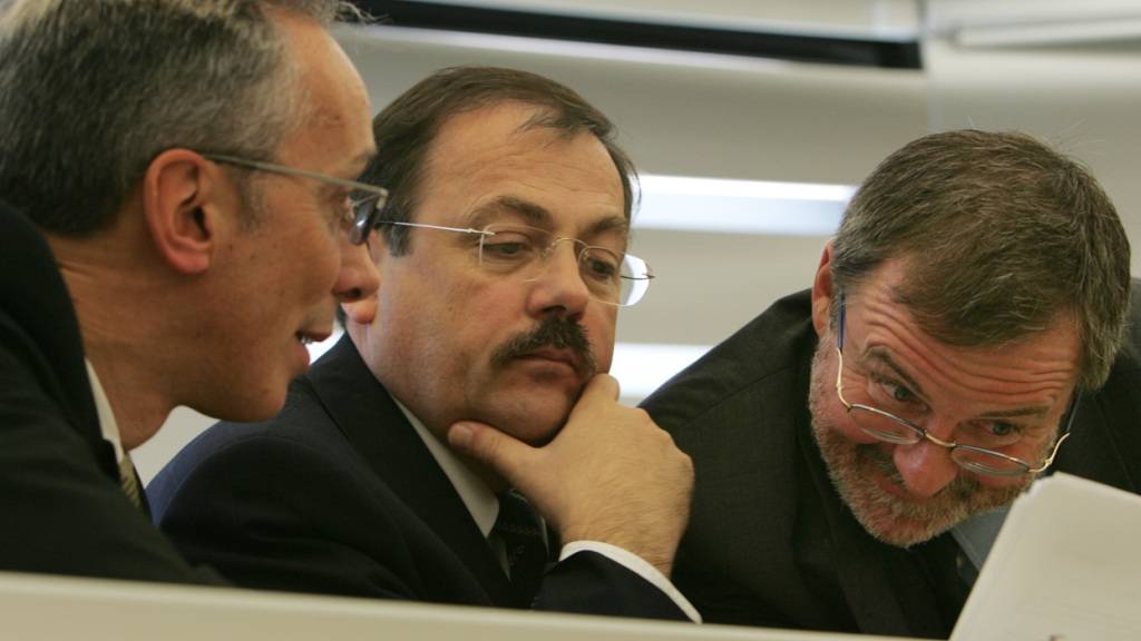 Gérald Schaller (Mitte) mit seinen Regierungskollegen Jean-François Roth (links) und Laurent Schaffter. (Archivbild)