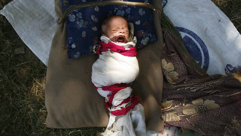 Schreiendes Baby in einem Flüchtlingscamp in Pakistan, wo gemäss Unicef eines von 22 Neugeborenen im ersten Monat stirbt. (Archiv)