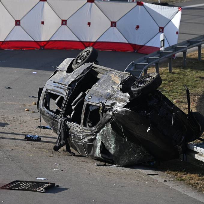 Horrorunfall auf Autobahn fordert 7 Tote und 16 Verletzte