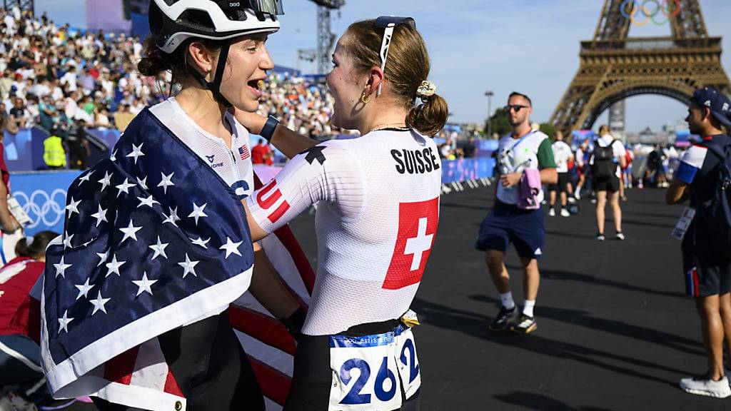 Kristen Faulkner, die Olympiasiegerin im Strassenrennenm, nimmt die Gratulationen von Noemi Rüegg entgegen. Die beiden sind unter dem Jahr Teamkolleginnen