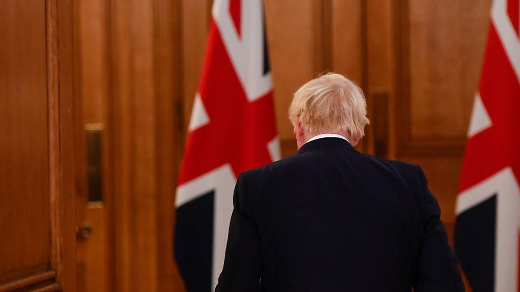 Boris Johnson, Premierminister von Großbritannien, verlässt eine Pressekonferenz. Foto: Toby Melville/PA Wire/dpa