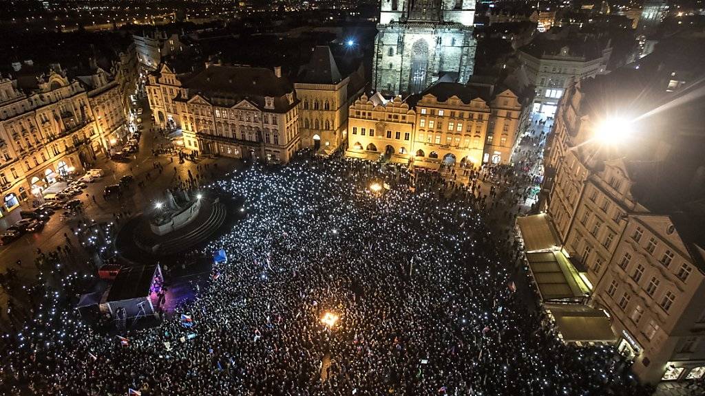 Tausende Menschen forderten auf einer Demonstration in Prag den Rücktritt von Ministerpräsident Andrej Babis, gegen den die Polizei wegen Korruptionsverdachts ermittelt.