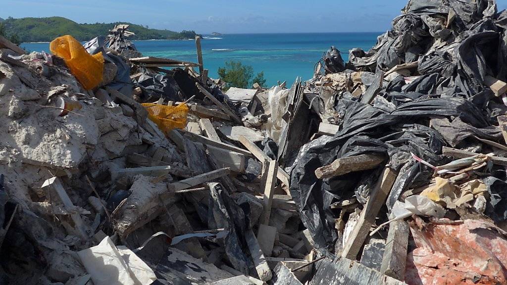 Nicht gerade das, was Reiselustige mit den Seychellen verbinden: Der Inselstaat hat ein massives Abfallproblem.