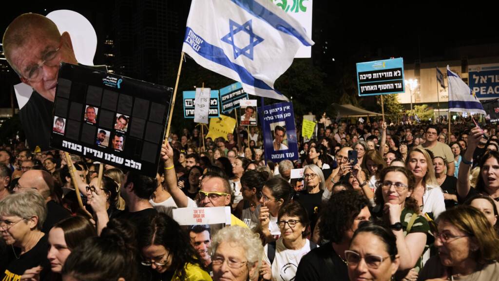 Israel: Überlebende Geiseln fordern Rückgabe restlicher Leichen