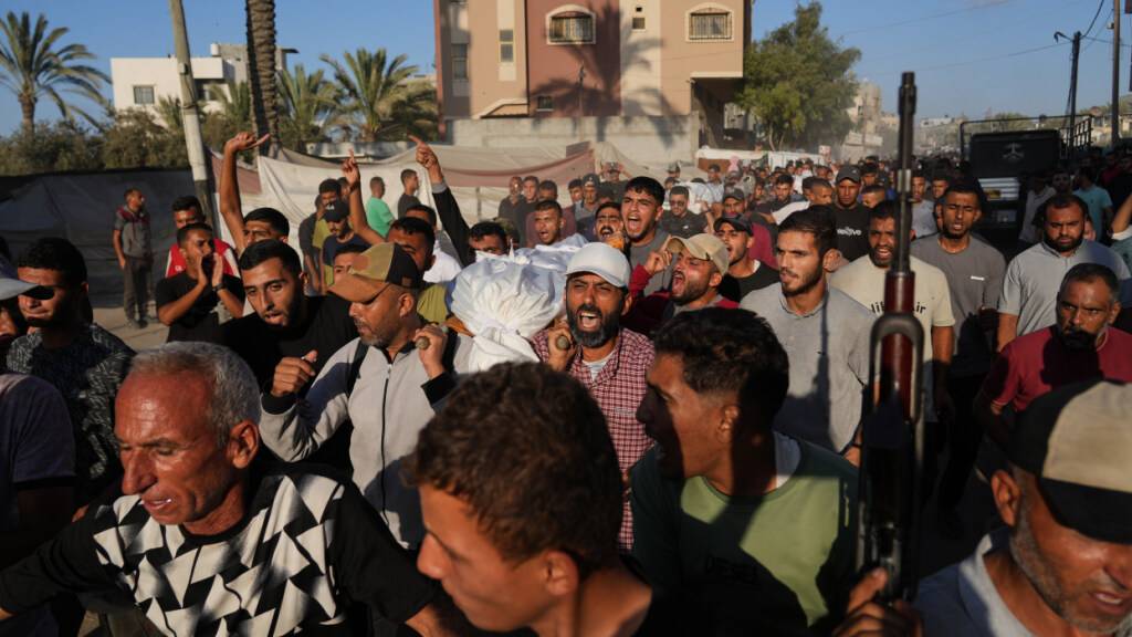 Trauernde tragen in Deir al-Balah die Leichen von Palästinensern, die durch israelisches Feuer getötet wurden. Foto: Abdel Kareem Hana/AP/dpa