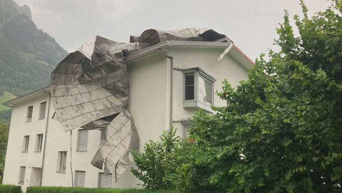 Halbes Dach weggewindet – Unwetter fordert Schwyzer Feuerwehren am 1. August