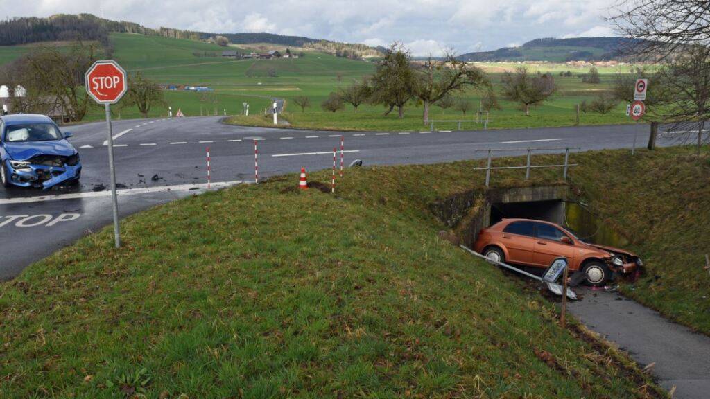 Auto schlittert in Gunzwil LU nach Kollision Böschung hinunter