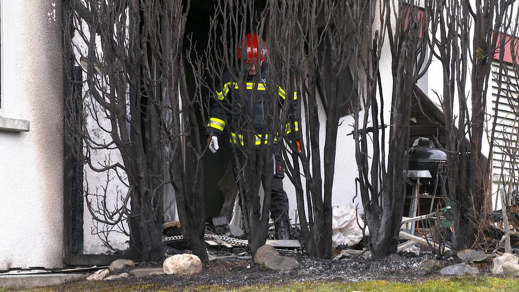 Feuerwehr rückt wegen Brand auf Sitzplatz in Bürglen aus