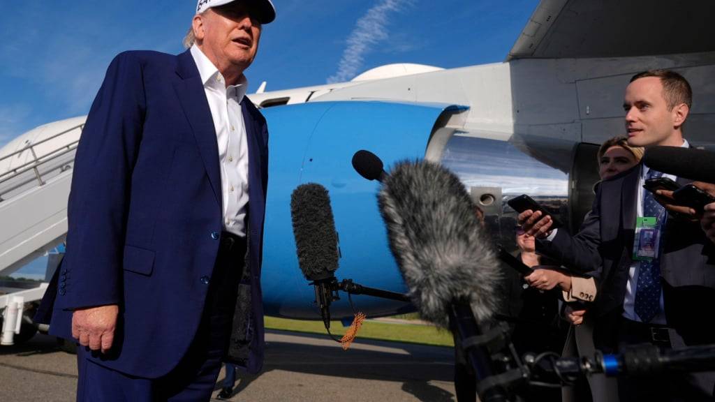 US-Präsident Donald Trump spricht zu Reportern am Morristown Municipal Airport in New Jersey. Foto: Manuel Balce Ceneta/AP/dpa